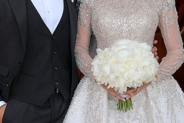 این دختر 21 ساله عروس 5 برادر بود ! / 6 نفری به حجله رفتند !