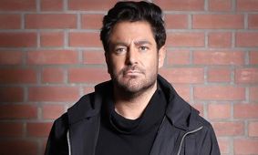 استایل شگفت‌انگیز رضا گلزار در کافه‌ای لوکس؛ پولدار بودن یا سبک زندگی؟