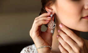 ترفندهای ساده برای نو نگهداشتن گوشواره های زنانه و دخترانه