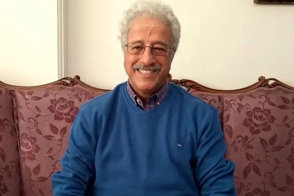 نگاهی نزدیک به خانه خیره‌کننده علیرضا خمسه و همسرش؛ از حوض سنتی تا مبلمان اعیانی! + فیلم