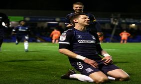 دعوای ناموسی! / فوتبالیست مطرح اسباب نامزد خیانتکارش را در خیابان ریخت! + عکس 