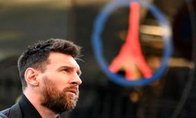 تصویری که تا یک قرن سوژه خنده کاربران می‌شود/ مسی و سوارز در حال بنایی!! + عکس عجیب