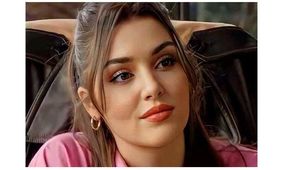 ژست خاص خانم سلبریتی جذاب با جواهرات قدیمی مادربزرگش + عکس