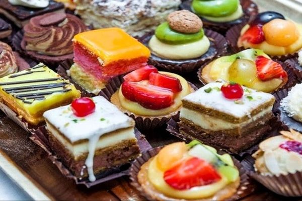 خرید شیرینی نصف شد؛ تخم مرغ و روغن لوکس شدند!