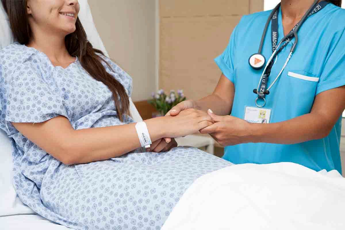 منیره و سارا؛ دو دختری که پزشکان کمر به آزار آنان بستند