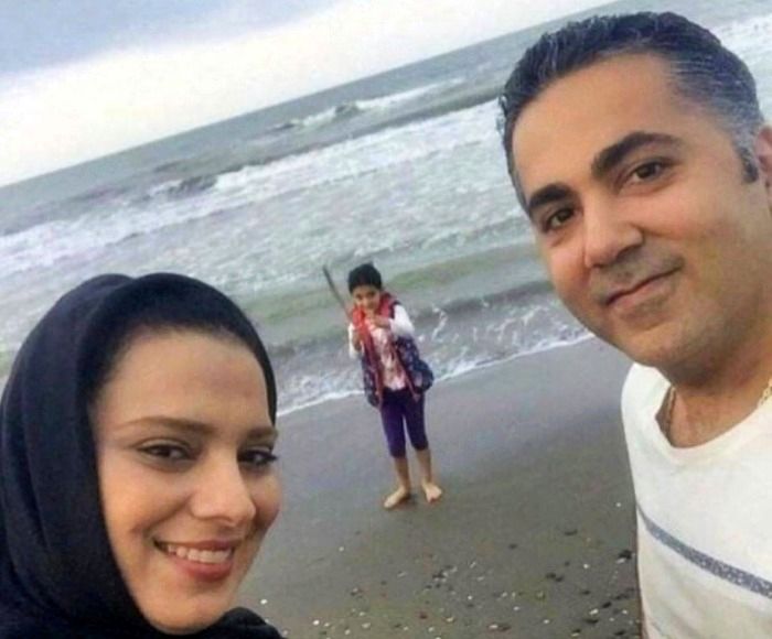 روشنک عجمیان در کنار خانواده اش