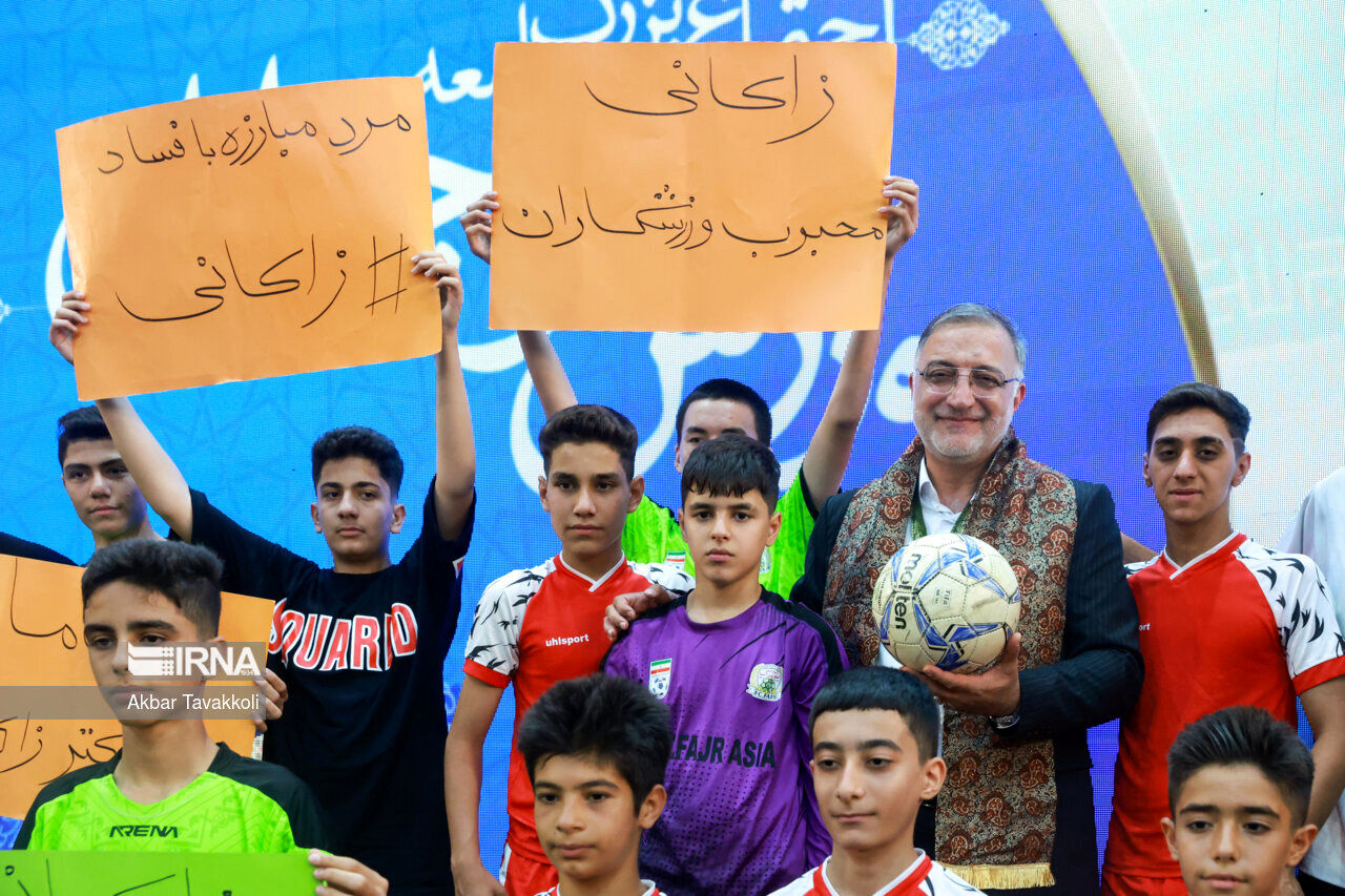 تصاویری از شیرین کاری فوتبالی در همایش نامزد ریاست جمهوری/ زاکانی مدال گرفت