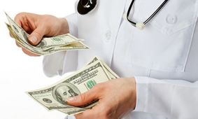 برخی پزشکان به مسافر کشی و دلارفروشی روی آورده‌اند 