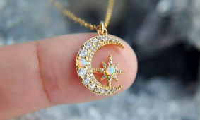 خوش شانس ها بخوانند / نماد ماه در جواهرات به چه معناست؟
