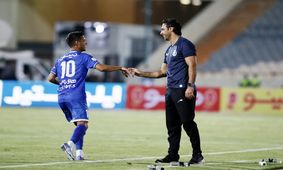 مسخره بازی‌ به سبک قایدی / مدل موی ولنتاینی بازیکن استقلال را ببینید !!