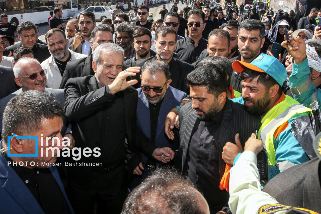 واکنش جالب مردم به دیدار با پزشکیان / بازار سلفی داغ شد + عکس‌ها