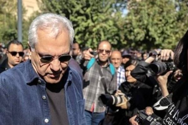 عصبانیت شدید مهران مدیری از مردم در مراسم خسرو شکیبایی؛ تفریح یا خاکسپاری؟