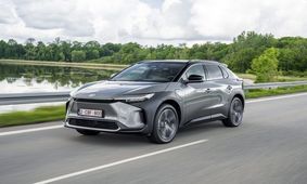 توسعه خودروهای برقی تویوتا به تعویق افتاد؛ قمار سنگین بزرگ‌ترین خودروساز جهان
