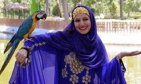 استایل آن ور آبی خاله شادونه در اروپا / با این قیافه ملیکا را  ندیده بودید !