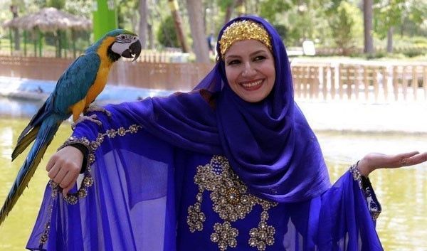 استایل آن ور آبی خاله شادونه در اروپا / با این قیافه ملیکا را ندیده بودید !