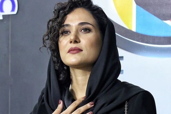 سفره هفت‌سین پریناز ایزدیار با آینه و شمعدون مسی؛ لوکس‌ترین هفت‌سین امسال!