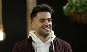 استایل شیک علی ضیاء در عکس جدیدش / تی شرت برند آقای مجری حاشیه ساز شد