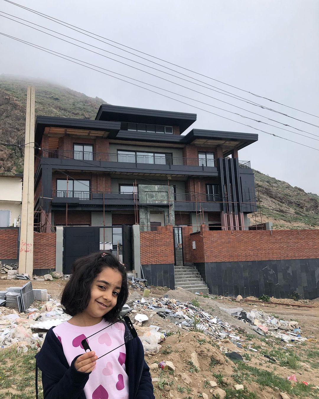 تصاویر تازه منوچهر هادی و دخترش با ژست‌ بامزه