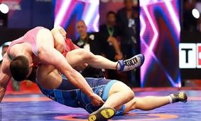 ورزشگاه کشتی به میدان جنگ تبدیل شد/ چاقوکشی در فارس +فیلم