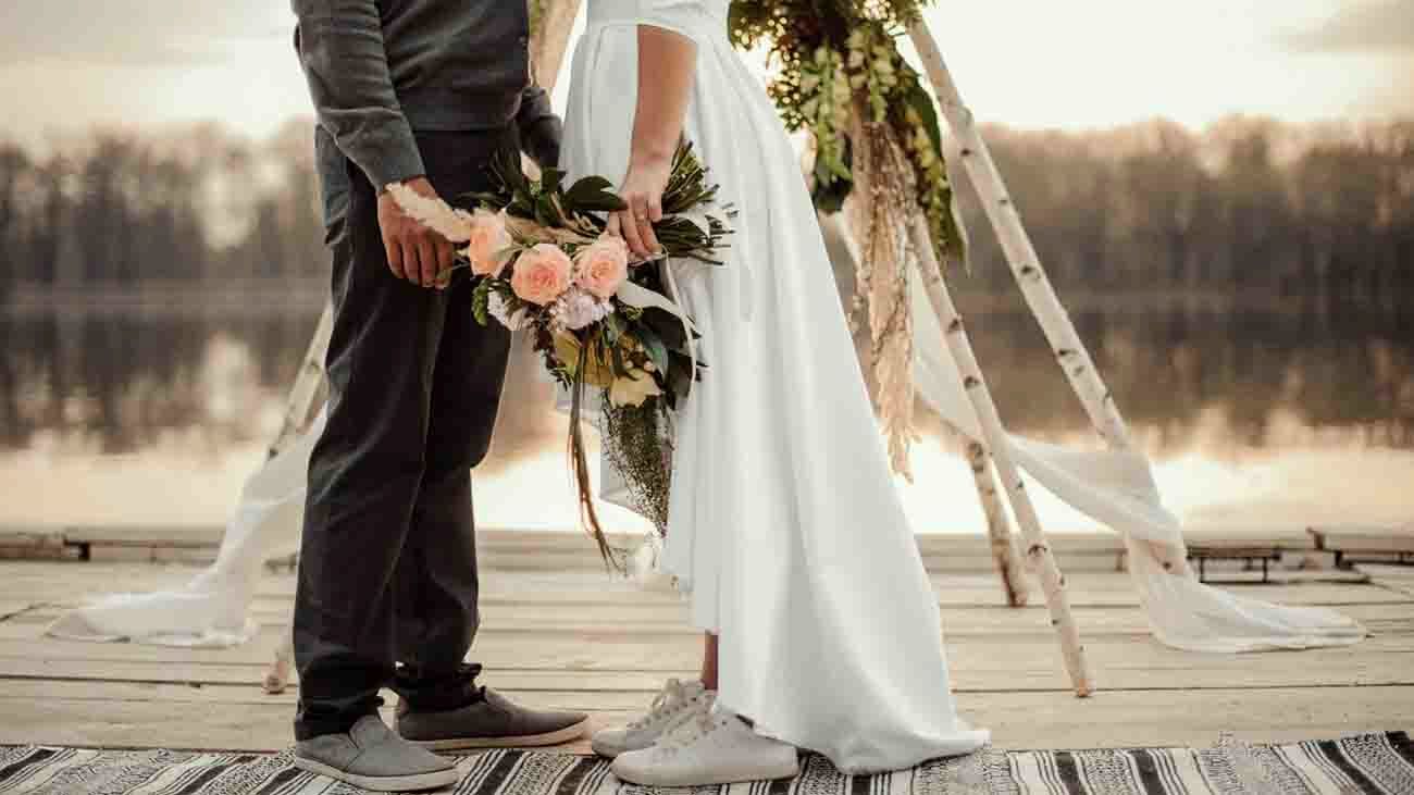 آگهی عجیب درخواست ازدواج پسر تهرانی در خیابان / ترجیحا دوشیزه یا زن زیبا !!