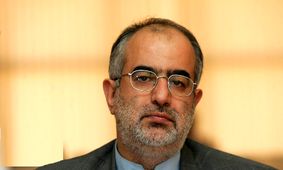 حسام الدین آشنا؛ آمریکا کدخدای اروپاییان است/ وقتی با گرگ‌ها مذاکره می‌کنید؛ از روباه‌ها غافل نشوید