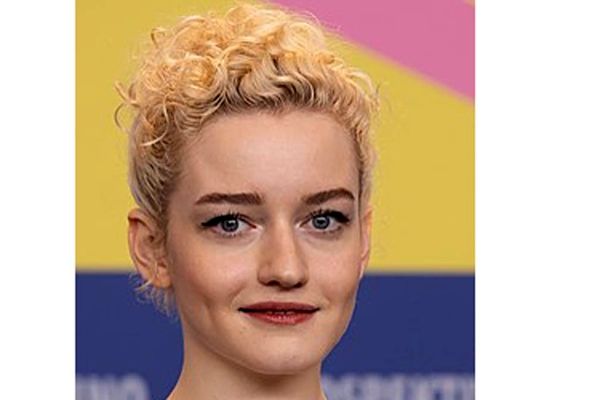 تأثیر جولیان وارنر بر تصمیمات اقتصادی در سطح بین‌المللی!