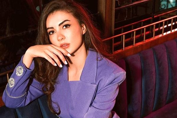 بورجو اوزبرک با تیپ شیک در خودرو جذابش همه نگاه‌ها را به خود جلب کرد!