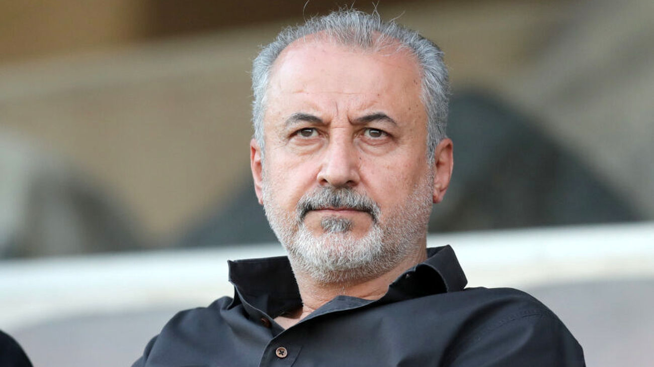 مدیرعامل پرسپولیس میلیاردر از آب درآمد / بجای این ساعت گران به فکر خردی بازیکن باش