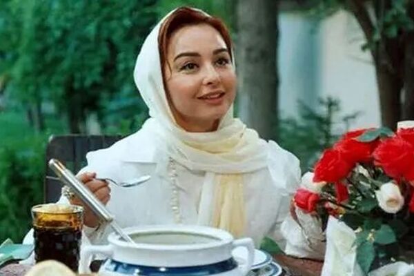 عکس جنجالی ماهایا پطروسیان نوجوان در کنار والدینش در مشهد دهه 60!