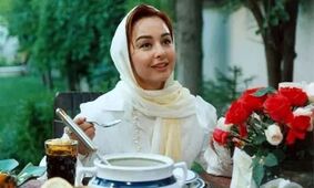 عکس جنجالی ماهایا پطروسیان نوجوان در کنار والدینش در مشهد دهه 60!