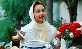 عکس جنجالی ماهایا پطروسیان نوجوان در کنار والدینش در مشهد دهه 60!