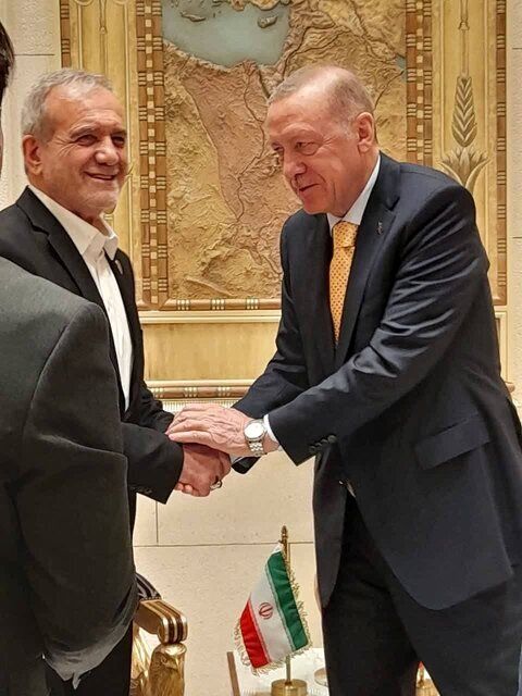 واکنش معاون دفتر رئیس جمهوری به ماجرای تصویر دیدار پزشکیان و اردوغان/ تصاویر کاملا متفاوتی از این مواجهه، پیام آور مفاهیم دیگر است+تصاویر