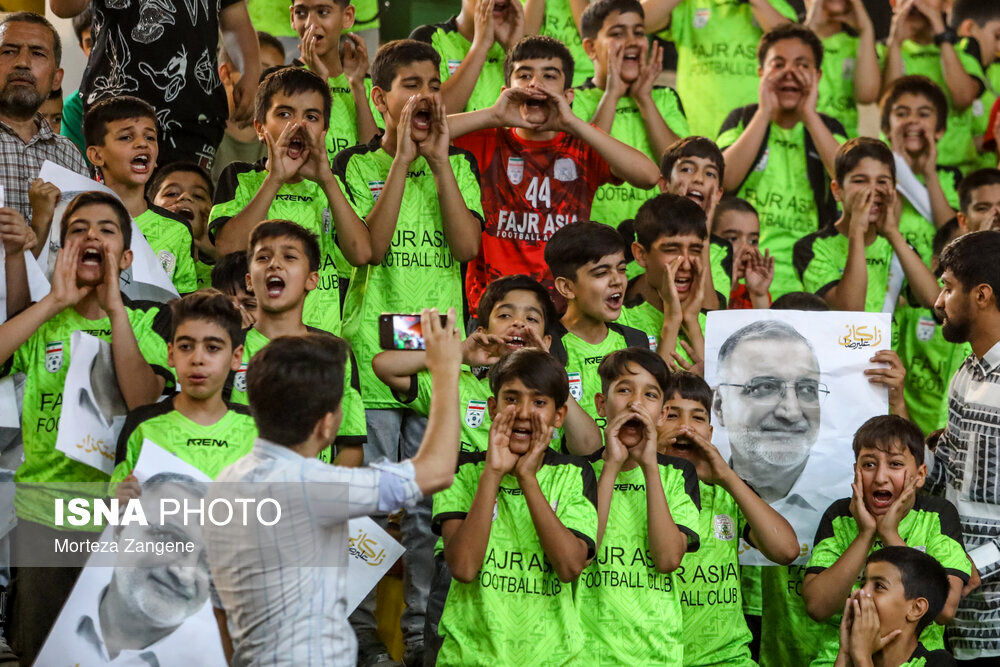 تصاویری از شیرین کاری فوتبالی در همایش نامزد ریاست جمهوری/ زاکانی مدال گرفت