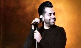 تلخ ترین عکس از رضا بهرام در بهشت زهرا / آقای خواننده در سوگ پدر !