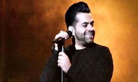 تلخ ترین عکس از رضا بهرام در بهشت زهرا / آقای خواننده در سوگ پدر !