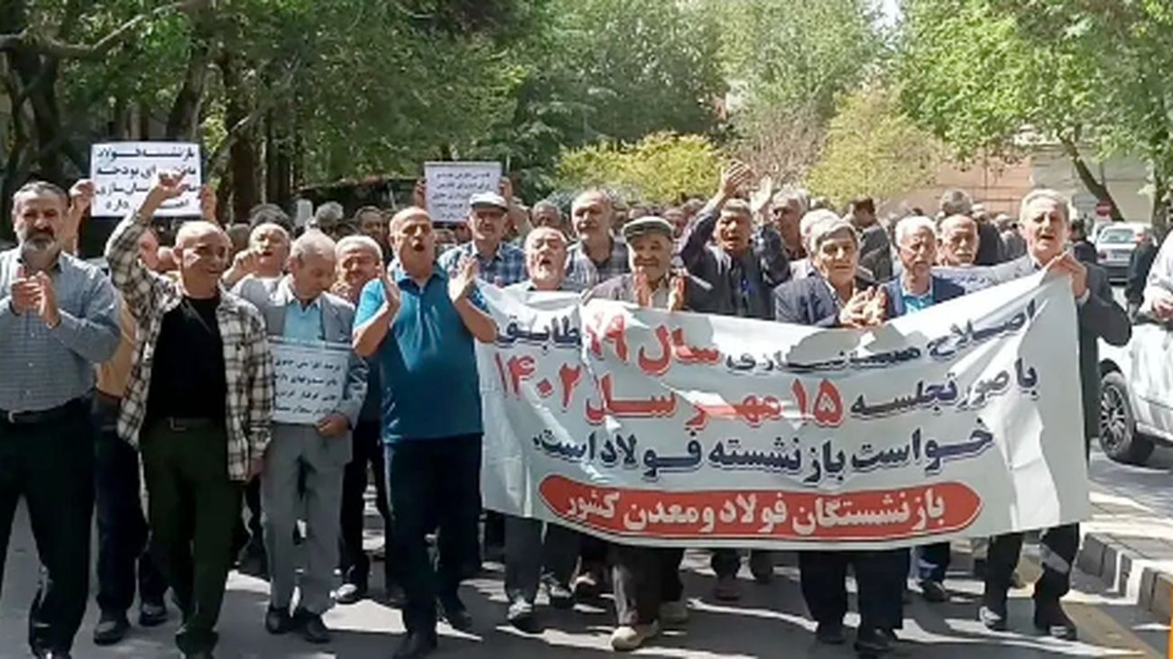 فریاد اعتراض بازنشستگان مقابل مجلس؛ اجرای فوری همسانسازی حقوق!
