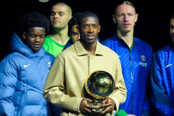 توپ طلای ۲۰۲۵ در دستان عثمان دمبله در پارک دو پرنس / عکس