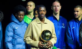 توپ طلای ۲۰۲۵ در دستان عثمان دمبله در پارک دو پرنس / عکس