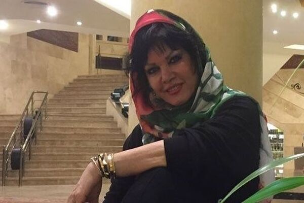 راز زیبایی خانه مامان علی کوچولو؛ ترکیب رنگ کله‌غازی با گل مصنوعی و عروسک‌های دهه 70! +ویدیو