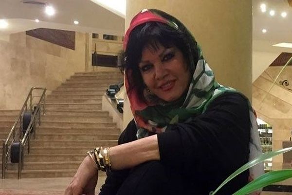 راز زیبایی خانه مامان علی کوچولو؛ ترکیب رنگ کله‌غازی با گل مصنوعی و عروسک‌های دهه 70! +ویدیو