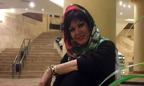 راز زیبایی خانه مامان علی کوچولو؛ ترکیب رنگ کله‌غازی با گل مصنوعی و عروسک‌های دهه 70! +ویدیو