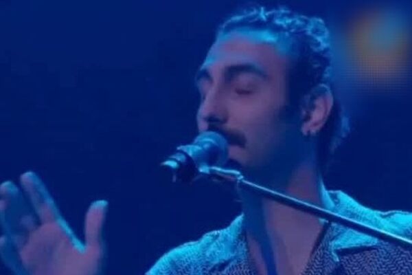 خوانندگی عجیب فرهاد مدیری در کانادا؛ شوکه‌ می‌شوید!