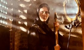 جدیدترین عکس مونا فرجاد با ژستی غمگین!