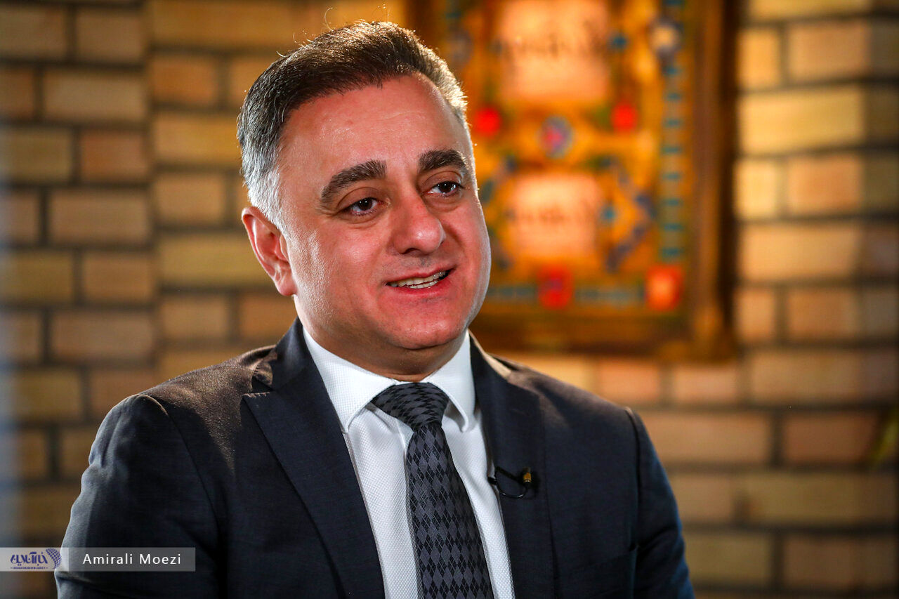 خودروسازان روزانه ۳.۷ میلیون دلار زیان تولید می‌کنند/ احتشام‌زاد: دو سال است بازار خودرو را دچار گفتاردرمانی کرده‌ایم