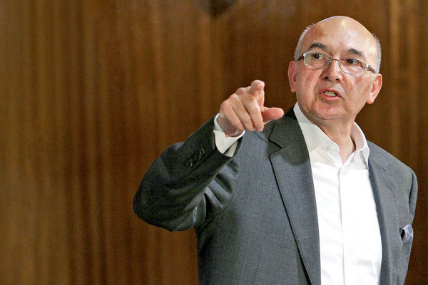 محمد هاشم پِسَران: تاثیرگذارترین اقتصاددان ایرانی در حوزه اقتصاد کلان!