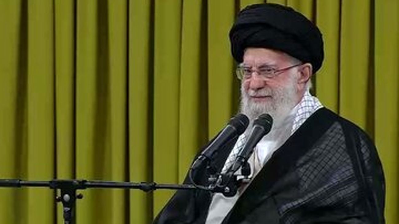تصویری از اذان گفتن رهبر انقلاب در گوش نوزاد شهید جهاندیده