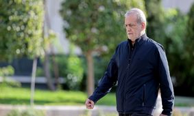 تصویری از حضور پزشکیان بر مزار شهید حاجی‌زاده 