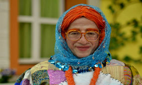 جدیدترین عکس علیرضا خمسه 72 ساله با همسر فوق جوان و خوش استایلش !
