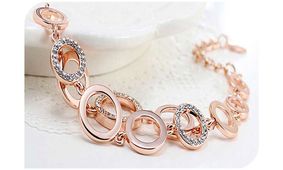 تاثیر طلای رز گلد بر روی پوست خانم ها