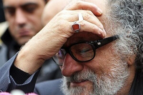 حضور شگفت‌انگیز مهران مدیری، شهاب حسینی مراسم ختم برادر داریوش ارجمند + فیلم